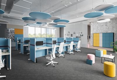 Büro mit Palmberg Terio Plus Akustikpaneelen an der Decke zur Schallabsorption und Schreibtischen mit Trennwänden.